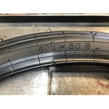 Pneu noir en 600 x 50 B