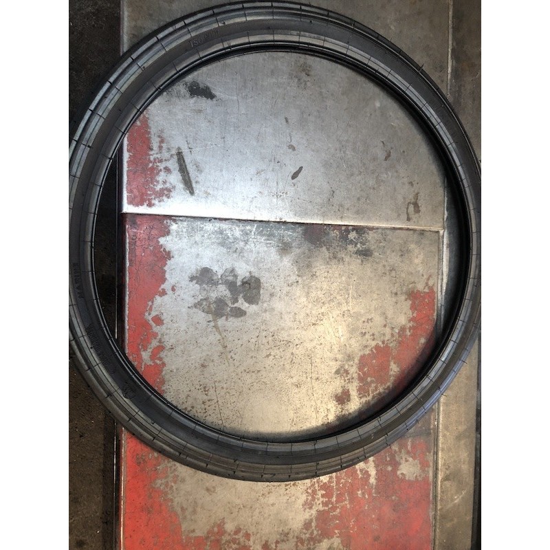 Pneu noir en 600 x 50 B