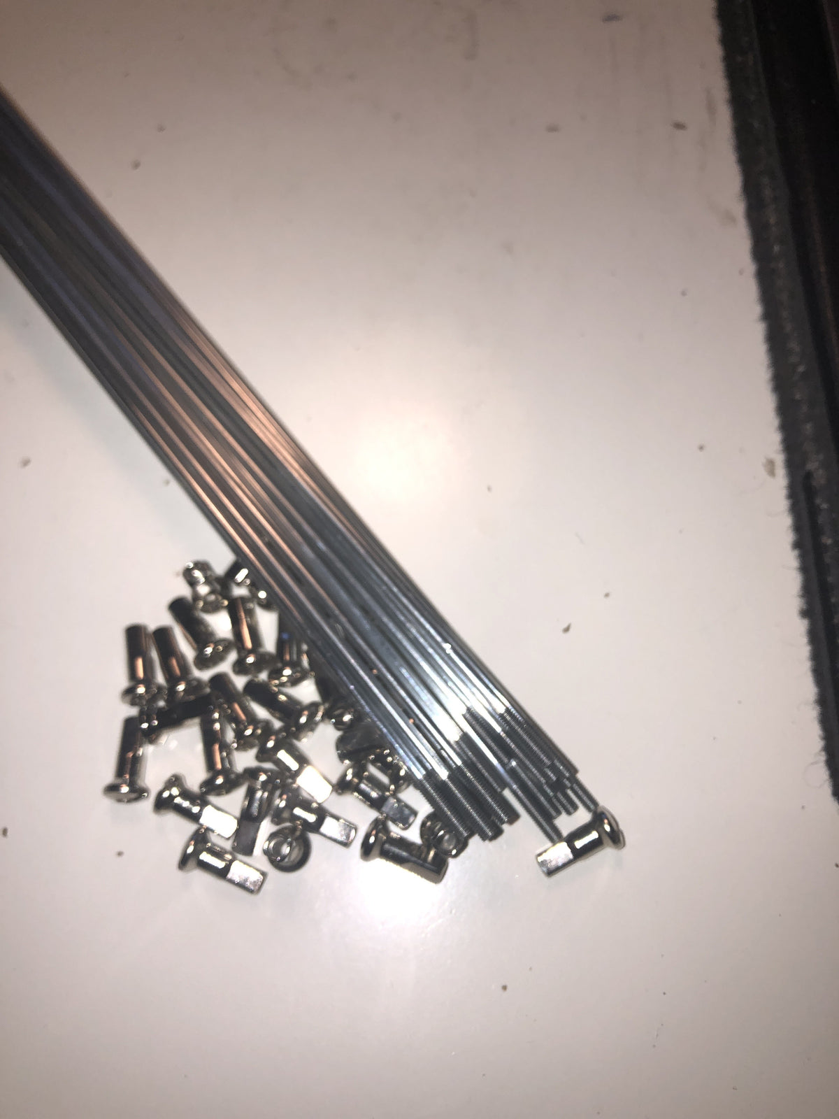 Lot de rayons avant ou arrière + écrous adapt Solex à roues de 19 pouces (sauf 3800)