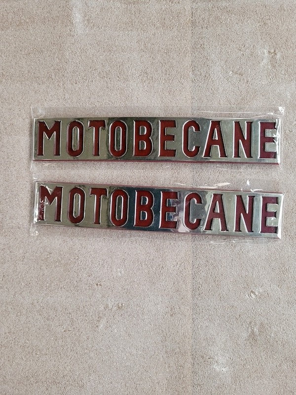 Plaquettes MOTOBECANE fonds argent et lettrage rouge